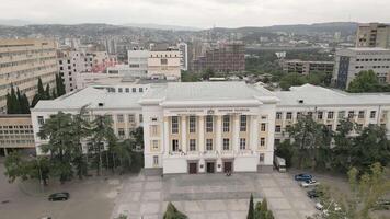 tiflis, Georgia - Noveno agosto, 2024 - aéreo panorámica ver georgiano técnico Universidad edificio. principal y mas grande técnico Universidad de Georgia. educación en Cáucaso concepto video