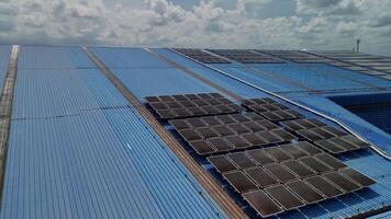 parte superior aéreo ver de solar techo sistema a el techo de fábrica depósito. renovable energía de fotovoltaica para reducir energía y carbón huella. limpiar energía. solar panel y estructura a edificio. video