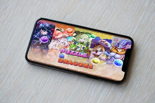 rompecabezas y dragones móvil ios juego en iphone 15 teléfono inteligente pantalla en de madera mesa durante móvil Como se Juega foto