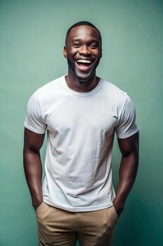 sur africano endomorfo graso trabajando profesional, sofisticado, equilibrado, medio mangas, burlarse de arriba t camisa concepto para comercio electrónico, comunidad, eventos foto