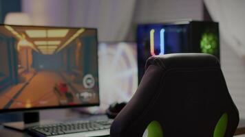 profissional jogos quarto com ninguém em, néon luzes e rgb poderoso computador, teclado e rato. fps atirador jogos em pc mostrar, estúdio do esport, fps atirador jogos video