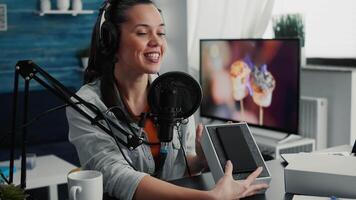 tecnología entusiasta haciendo desembalaje revisión de moderno teléfono inteligente mientras presentación especificaciones a audiencia. contenido creador desempacar pantalla táctil móvil teléfono mientras haciendo recomendación . video