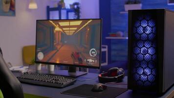 esvaziar quarto com ninguém dentro isto com profissional jogos equipamento. pró jogador usando poderoso computador para primeiro pessoa atirador jogos durante conectados concorrência video
