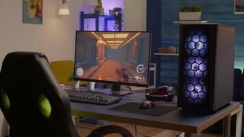 esvaziar jogos rom com rgb profissional teclado, rato e fone de ouvido. pró jogador usando poderoso computador para primeiro pessoa atirador torneio atrasado às noite dentro casa estúdio video