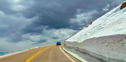 el la carretera a el cubierto de nieve montaña lucios cima, Colorado, nosotros foto