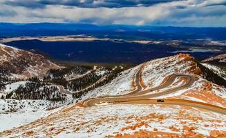 devanado camino, serpentina en el montañas arriba a el lucios pico montaña, Colorado, nosotros foto