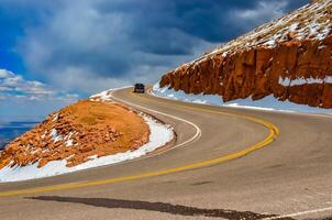 el la carretera a el cubierto de nieve montaña lucios cima, Colorado, nosotros foto