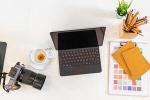 Smooth Focus, group of web designers are working together to develop mobile responsive website with UI UX Front End Designer Previewing. website designers in form of mobile applications with UI UX photo