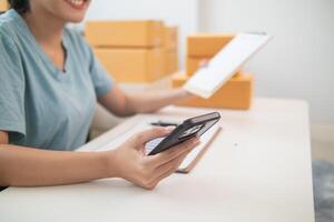 Small SME entrepreneurs who operate businesses using their homes as offices and sell products through online applications are checking product stocks to ensure they are sufficient to meet orders. photo