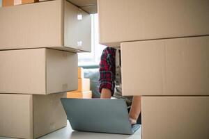 Small SME entrepreneurs who operate businesses using their homes as offices and sell products through online applications are checking product stocks to ensure they are sufficient to meet orders. photo