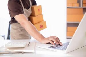 Small SME entrepreneurs who operate businesses using their homes as offices and sell products through online applications are checking product stocks to ensure they are sufficient to meet orders. photo