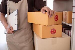 Small SME entrepreneurs who operate businesses using their homes as offices and sell products through online applications are checking product stocks to ensure they are sufficient to meet orders. photo