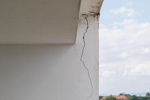 High-rise building structure wall cracks due to non-standard construction and earthquakes, causing structural problems and cracks in the walls, and waiting for an engineer's inspection to fix it. photo