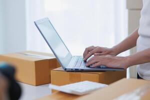 Small SME entrepreneurs who operate businesses using their homes as offices and sell products through online applications are checking product stocks to ensure they are sufficient to meet orders. photo