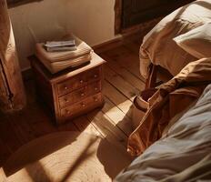 acogedor moderno dormitorio con de madera mueble y natural Encendiendo en un relajante ambiente foto
