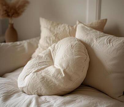 acogedor moderno interior con neutral cojines y suave texturas en un relajante espacio foto