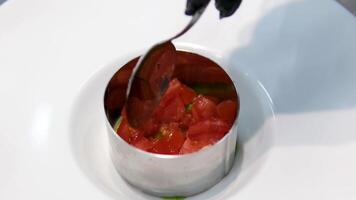 TIMBALE SALAD Ingredients avocado lemon juice tuna in its own juice Preparation Mash the avocado with a fork with salt and lemon juice Step by step cooking process video