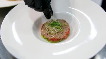 TIMBALE SALAD Ingredients avocado lemon juice tuna in its own juice Preparation Mash the avocado with a fork with salt and lemon juice Step by step cooking process video