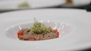 TIMBALE SALAD Ingredients avocado lemon juice tuna in its own juice Preparation Mash the avocado with a fork with salt and lemon juice Step by step cooking process video