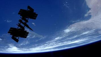 internationell shuttle Plats flygande ovan jord planet i övervakning väder, utforskning galax. rymdskepp kretsande i de universum, shuttle in i atmosfär. bilder från nasa. 3d framställa animation. video