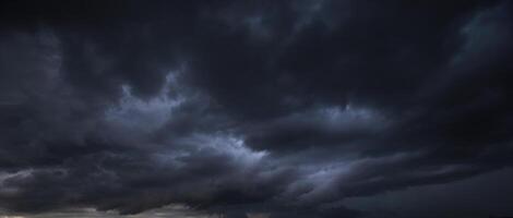 el cielo oscuro con nubes pesadas que convergen y una tormenta violenta antes de la lluvia. cielo y medio ambiente con mal tiempo o de mal humor. emisiones de dióxido de carbono, efecto invernadero, calentamiento global, cambio climático. foto
