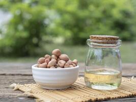 Cold-pressed peanut oil is rich in protein, good fat, dietary fiber and many health benefits such as nourishing the heart, treating and preventing diabetes, fighting cancer or losing weight. photo