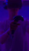 il giocatore giochi il gioco utilizzando virtuale realtà. neon stile. video