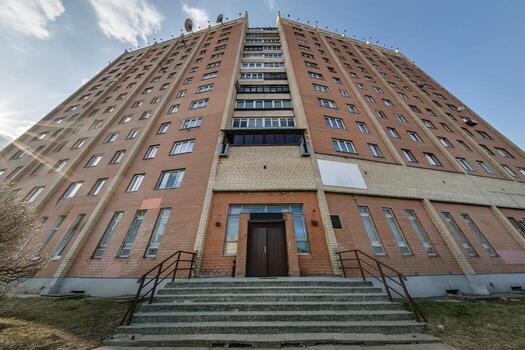 ver desde abajo dentro el cielo de un grande rascacielos residencial complejo foto