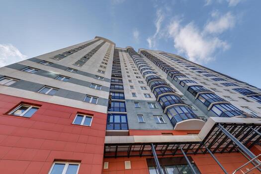 ver desde abajo dentro el cielo de un grande rascacielos residencial complejo foto