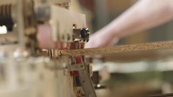 machine for adjusting the edge of a laminate board in carpentry video