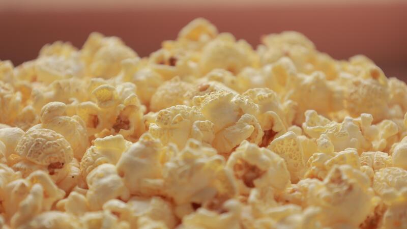 Nahansicht von Popcorn Snack Hintergrund, Popcorn Mais Essen 49073353 Stock-Video bei Vecteezy