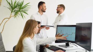 diverso finanziario analisti e giorno commercianti Lavorando su un' computer con multi-monitor postazioni di lavoro con tempo reale azioni, merci e scambio mercato grafici video