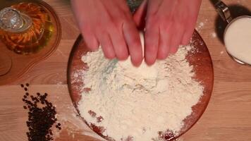 The egg is broken in flour video