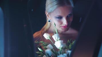 schön blond mit Weiß Rosen posieren im das Auto video