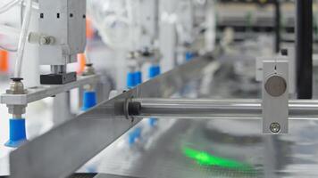 fábrica máquina es diseñado a encargarse de el descarga y subsecuente distribución de metal hojas usado en el producción de focas. cerca arriba. lento movimiento video