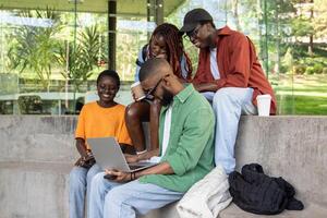 empresa de satisfecho contento africano americano estudiantes estudiando fuera de utilizando ordenador portátil computadora. foto