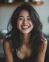 un alegre mujer vigas con felicidad en un cálido, atractivo café atmósfera foto