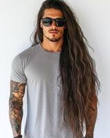 modelo exuda confianza mientras vistiendo un llanura camiseta y Gafas de sol foto