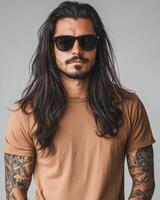 elegantemente mostrando un blanco camiseta, el modelo exuda un Frío, confidente ambiente foto