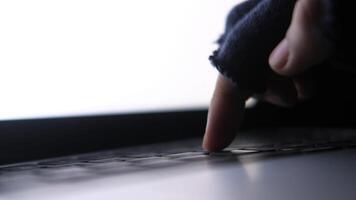 mão de hacker roubando dados de laptop de cima para baixo video