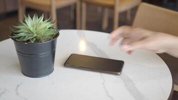 homem mão colheita acima inteligente telefone Móvel para receber uma ligar video