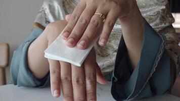 Using a makeup technique that incorporates blotting paper applied to the hand for better effects video