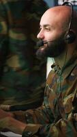 vertical soldado resolução tarefas dentro militares hq base, encontro em formação em inimigo tropas. meio Oriental agente dentro base do operações fazendo avaliação do inimigo vulnerabilidades, monitorando, Câmera uma video