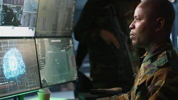 armén professionell anställa ai tech till förbättra militär bekämpa system och missiler övervakning. afrikansk amerikan den administration användningar neuralt nät till förbättra bekämpa operativ Förmågor, kamera en video
