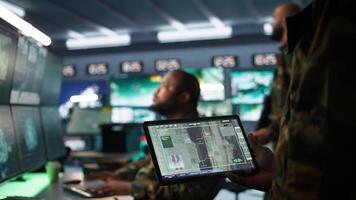 armén professionell anställa ai tech till förbättra militär bekämpa system och missiler övervakning. afrikansk amerikan den administration användningar neuralt nät till förbättra bekämpa operativ Förmågor, kamera b video