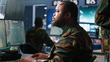 esercito operativo nel comando centro analizzando sorveglianza dati durante globale guerra. intelligenza agente nel base di operazioni completa missione durante mondo guerra 3 geopolitica operazione, telecamera un' video