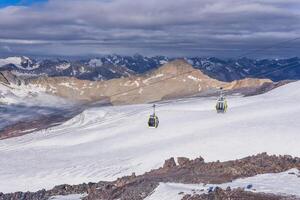 góndola levantar en el tierras altas con Nevado montañas en el antecedentes foto