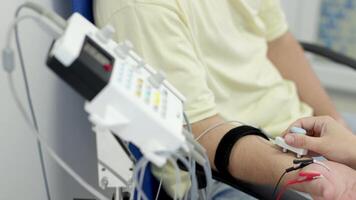 electromiografía para pruebas paciente nervio actividad. un moderno médico prueba a detectar nervio y músculo asuntos. Perfecto para exhibiendo profesional diagnósticos video