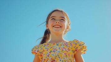 sonriente niño al aire libre en un soleado día vistiendo un floral vestido, con claro azul cielo en el antecedentes foto