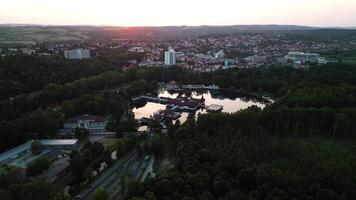 aérien soir vue de spa Lac heviz dans Hongrie dans juillet 2024 video